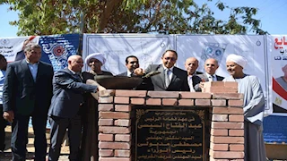 تخدم 140 ألف نسمة.. محافظ قنا يضع حجر الأساس لمحطة مياه الكلاحين بقفط 