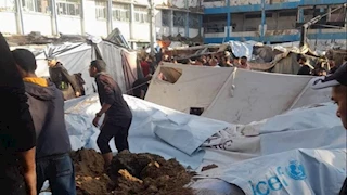 الحكومة بغزة: 74 شهيدًا ومصابًا بقصف إسرائيلي على مدرسة تابعة للأونروا