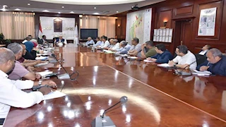 تنفيذًا لتوجيهات مجلس المحافظين.. محافظ الأقصر يعقد اجتماعًا موسعًا ويشدد على مواجهة مخالفات البناء والتعديات