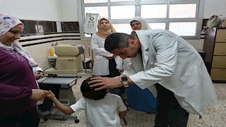 توقيع الكشف الطبى على 80 حالة بمدرسة المكفوفين ببنها