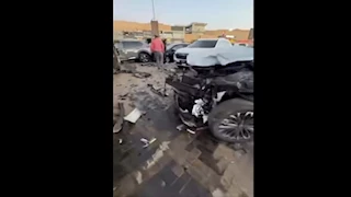 حادث مروع.. تريلا تقتحم معرض سيارات شهير بالقطامية والخسائر بالملايين | صور