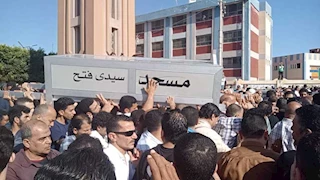 الآلاف يشيعون جثمان الطفل "أدهم" ضحية أصدقائه في كفر الشيخ - فيديو وصور