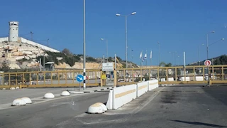 إعلام عبري: 4 جرحى بإطلاق نار على معبر الريحان شمال الضفة