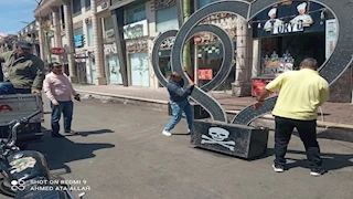 حملة مكبرة في بورسعيد تصادر زينة حفلات الزفاف من الشوارع -صور