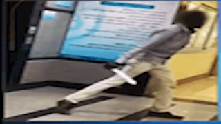 رجل يقتحم مستشفى في أسوان ويُرهب العاملين بسلاح أبيض| فيديو