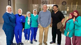 محمود حميدة يزور صبري عبد المنعم بعد وعكته الصحية (صور)