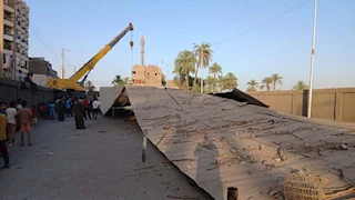 معدات ثقيلة لرفع سقف موقف قوص المنهار فوق 40 سيارة (صور)