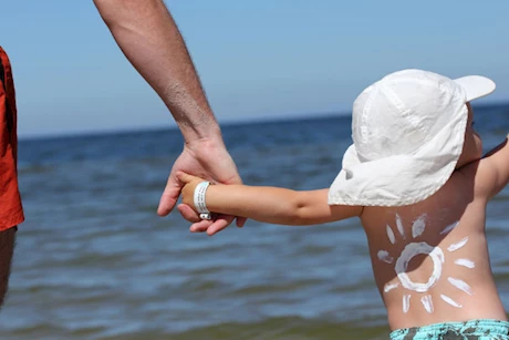 للأمهات- 8 أخطاء تهدد طفلِك في الصيف