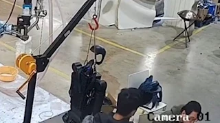 فيديو صادم.. روبوت صيني يخرج عن السيطرة ويهاجم مبرمجيه