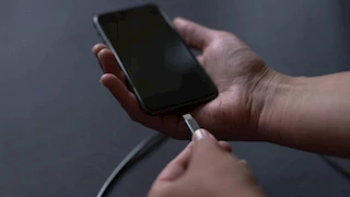 بسبب شاحن موبايل.. تفاصيل مصرع أم وابنتها وإصابة 3 من أسرتها في حريق بالقليوبية 