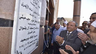 تصميم معماري حديث.. محافظ بورسعيد يفتتح مسجد "الرضوان" في بورفؤاد - صور