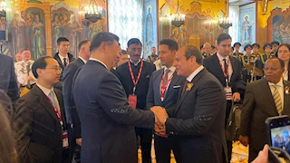 الرئيس السيسي يتبادل أحاديث ودية مع نظيره الصيني "جين بينج" في موسكو