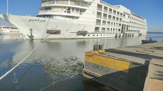 صور- المقاولون العرب ترفع أكبر الفنادق العائمة باستخدام الوسائد الهوائية 