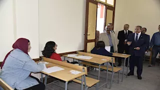 محافظ بورسعيد يتفقد لجان امتحانات الشهادة الاعدادية -صور