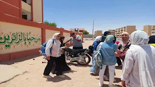 فرحة طالبات الإعدادية فى جنوب سيناء بامتحاني الإنجليزي والجبر -صور
