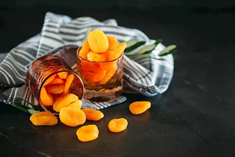 ماذا يحدث لجسمك عند تناول المشمش المجفف صباحًا؟