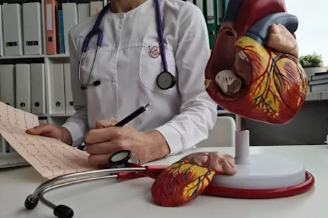 احذر- 6 أعراض تخبرك بضرورة زيارة طبيب القلب