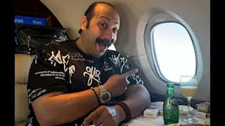 محمد ثروت ينشر صورًا من داخل الطائرة ويعلق: "مراحل الضحك عندي"