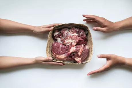 قبل العيد- 3 علامات تستدعي التخلص من لحم الأضحية