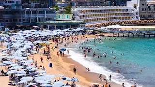 العيد يُنعش الإسكندرية سياحيًا.. إشغالات الفنادق 75% والشواطئ 90% (صور)