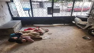 ينامون على البلاط.. قصة 3 أطفال شردهم الفقر وانفصال الأهل ببورسعيد