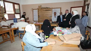 محافظ بني سويف يتفقد سير العمل بكنترول دبلوم المدارس الصناعية