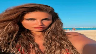 بـ "فستان قصير على البحر".. مي سليم تقضي إجازة الصيف في العلمين (صور)