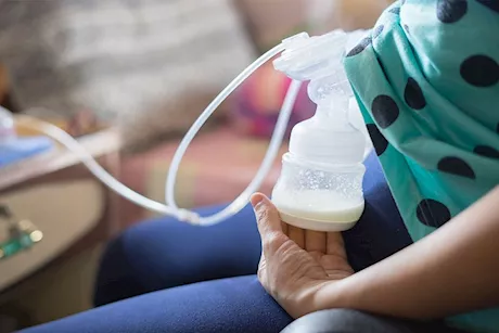 بعد شفط حليب الثدي- 5 نصائح للحفاظ على صلاحيته "فيديوجرافيك"