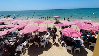 طاحونة المندرة.. شاطئ الإسكندرية الجديد الذي خطف القلوب بـ 30 جنيها