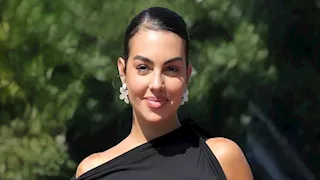 جورجينا بإطلالة ساحرة.. لماذا اختارت اللون الأزرق؟