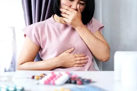 لحماية معدتك- 5 مشروبات تناولها بعد الأدوية