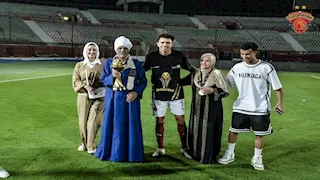 "تحت شعار العائلة أولا".. لاعبو سيراميكا يلتقطون الصور التذكارية بعد الفوز بكأس الرابطة
