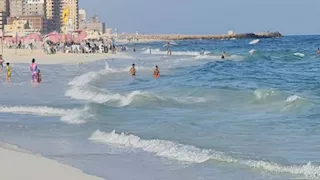 "الشمس رايقة والبحر هادي".. "ويك إند" مزدحم على شواطئ الإسكندرية- صور