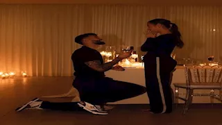 نجم أرسنال يرتدي زي مضيفة طيران ويخدم الركاب.. ما القصة؟