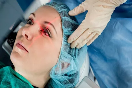 هل جراحة الليزك تؤلم العينين؟