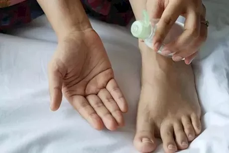 6 فوائد لتدليك باطن القدمين بزيت المغنيسيوم