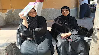 سبحة أم ودعوات أختها.. مشاهد لأمهات ينتظرن أمام لجان الثانوية بالشرقية