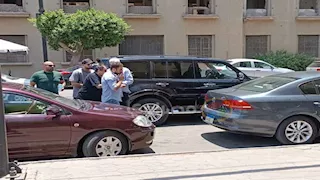 بالصور| مستندًا على أقاربه.. صلاح الشرنوبي يودع نجله لمثواه الأخير