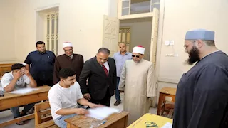 محافظ الشرقية يتابع امتحانات الثانوية الأزهرية بمعهد الزقازيق الديني