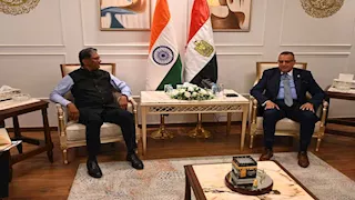 محافظ جنوب سيناء يبحث مع السفير الهندي إنشاء مدرسة يوغا (صور)