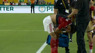 انهيار إمام عاشور من البكاء بعد إصابته في مباراة الأهلي وإنتر ميامي (فيديو وصور)