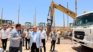 محافظ المنيا يفاجئ الحملة الميكانيكية ويكافئ السائقين المنتظمين (صور)