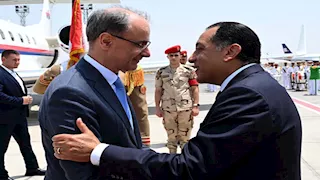 رئيس الوزراء يستقبل رئيس وزراء صربيا بمطار القاهرة الدولي