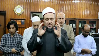 طالب إندونيسي ينهار في لجنة الامتحان بسبب وفاة والده وهذا ما فعله عميد الكلية معه