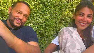 "أنا ورور".. رجل الأعمال محمد حلاوة ينشر صورة مع زوجته ريهام حجاج