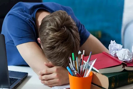لطلاب الثانوية العامة.. دراسة: الإفراط في النوم يُضعف الذاكرة ويؤثر على التحصيل الدراسي