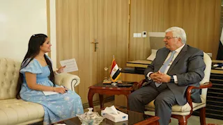 وزير التعليم العالي يجري حوارا مع طالبة بإعلام القاهرة.. ماذا قال؟