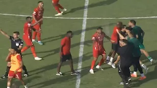 كهربا والبدري في خطر.. اقتحام جماهيري في مباراة الاتحاد وأهلي طرابلس (صور)