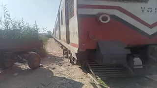 بالصور- توقف مفاجئ لقطار بكفر الشيخ بسبب عطل فني