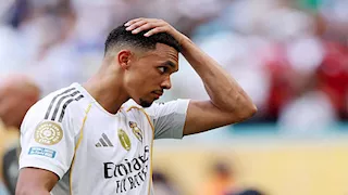 شبح ليفربول يطارد أرنولد في مدرجات كأس العالم